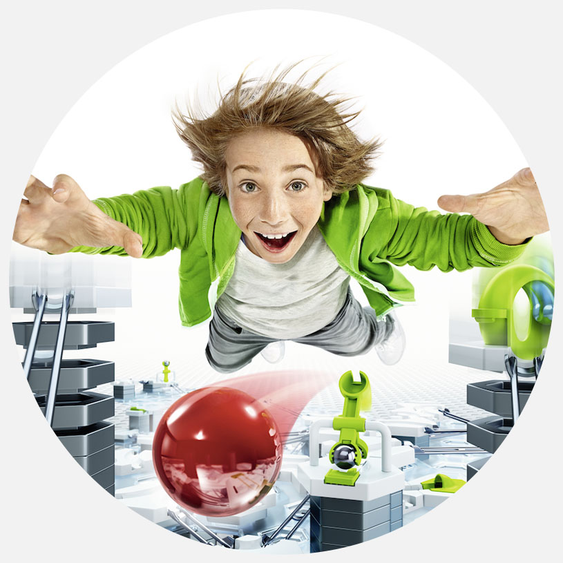 Ung person i grön jacka svävar över futuristisk stadsmiljö.
