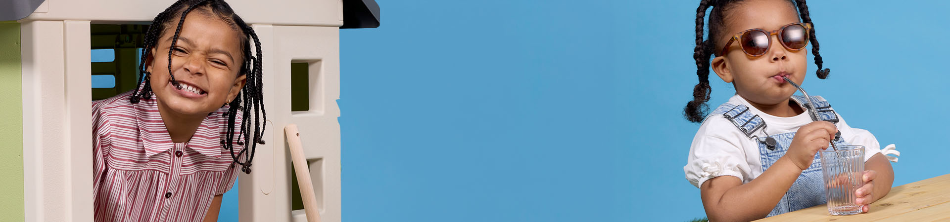 Flicka i leoparddräkt leker i en uppblåsbar pool med en livboj.