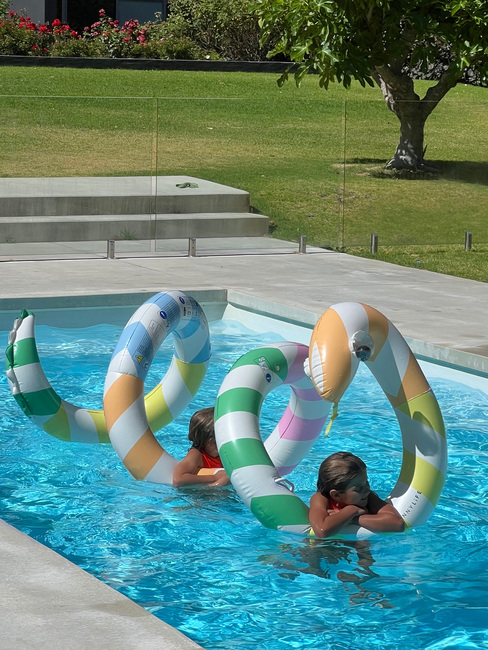 SUNNYLiFE  Stor Flytleksak, Poolside Sorbet Stripe