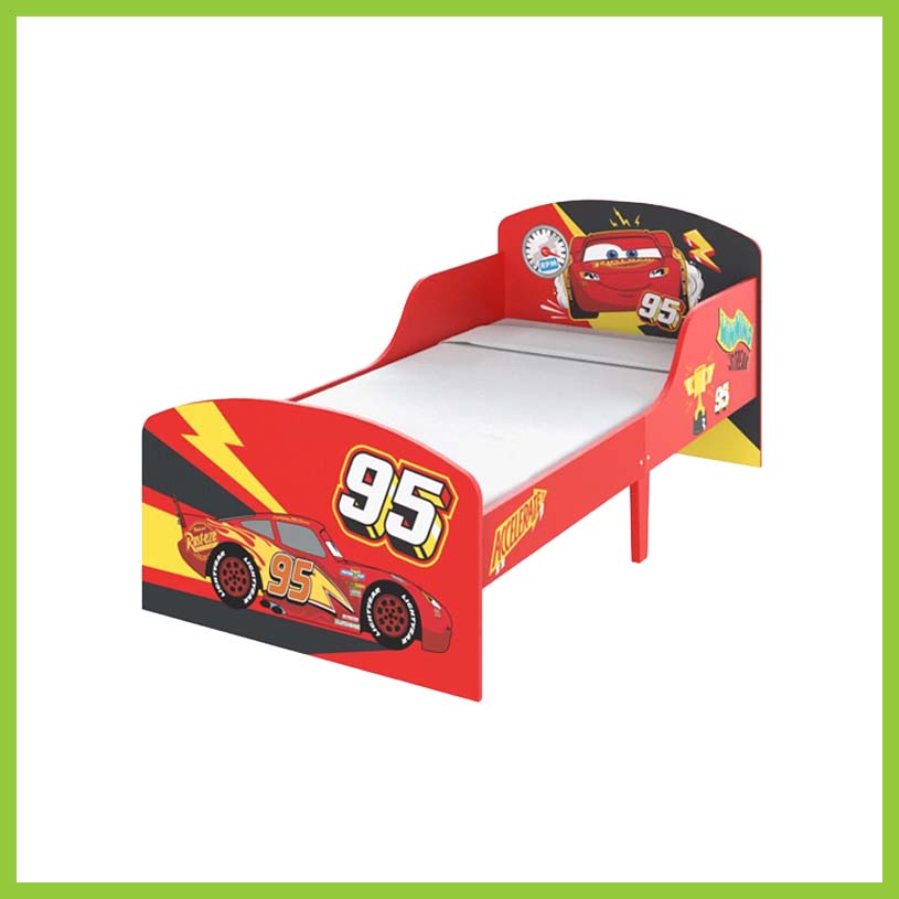 Säng med Lightning McQueen-tema, med nummeret '95' på sidan.