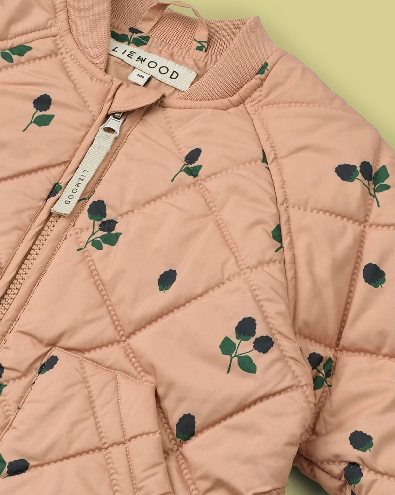 Barn i färgglada kläder med texten 'Kategoribanner: Kläder & Skor'.