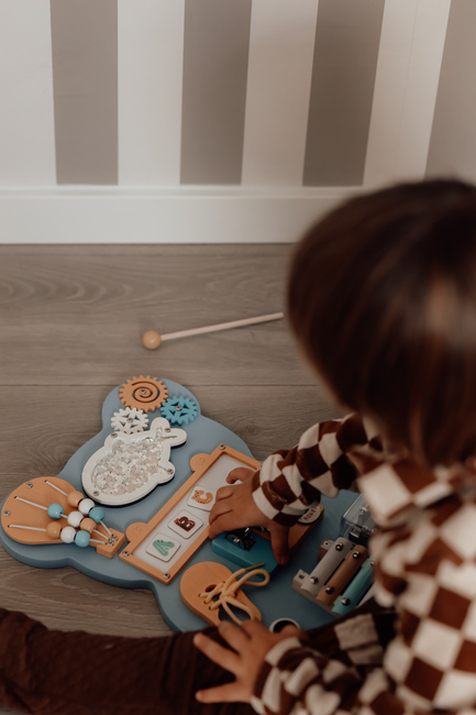 Hemmingsen Kids Mini Aktivitetstavla med Speldosa