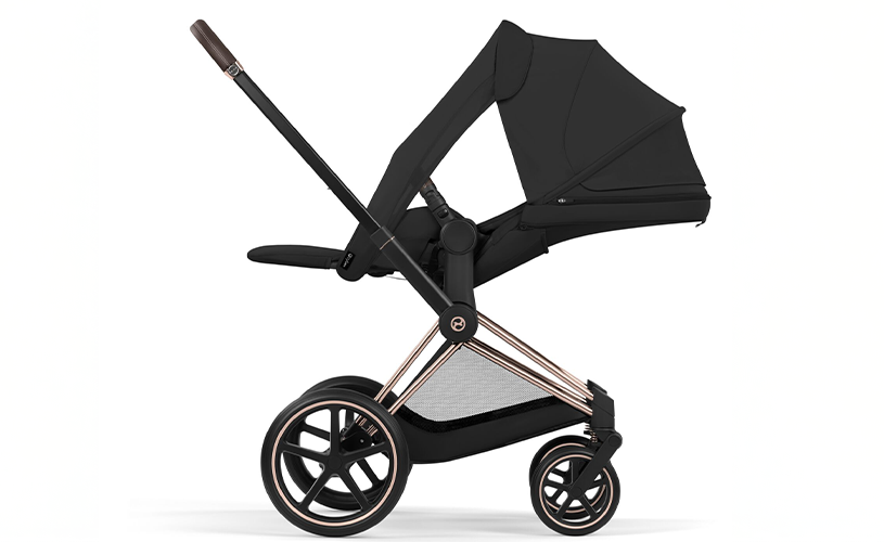 Svart Cybex med solskydd, roseguld-chassi och brunt handtag. Profil mot vit bakgrund. Logo på ramen.
