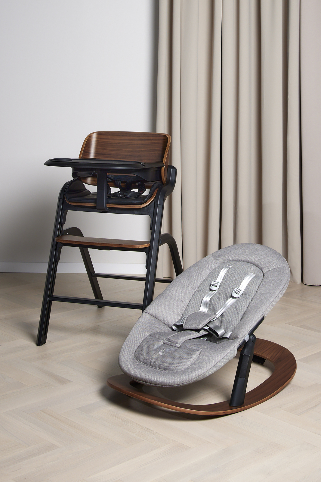 Beemoo Selection Life Matstol Inkl. Babysitter, Walnut/Grey