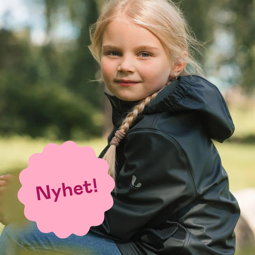 Barn i hundmönstrad jacka plockar bär. Text: Nyhet!