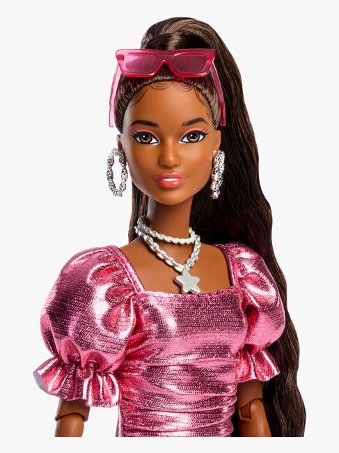Barbie Deluxe Style Docka i Rosa Klänning