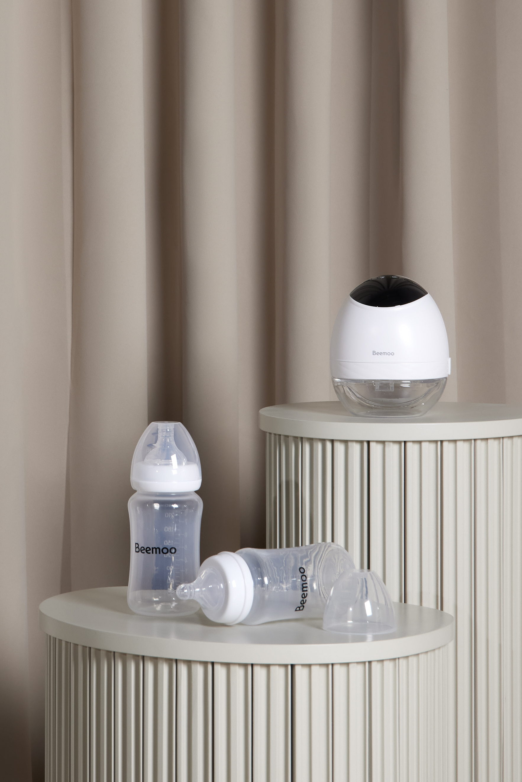 Beemoo CARE Wearable LED Elektrisk Bröstpump Inkl. Flaskor 240ml 2-pack