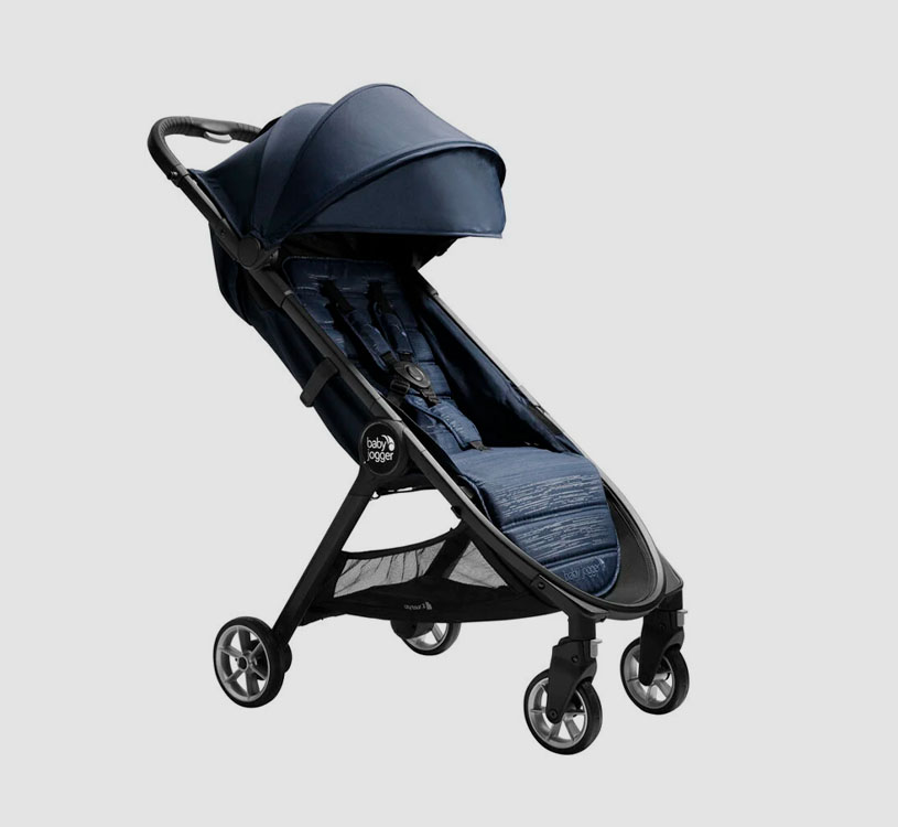 Mörkblå barnvagn med fyra hjul och svängbart solskydd.