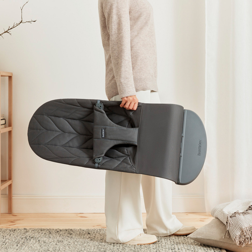 BabyBjörn Bliss Babysitter Vävd Bladmönstrad Quilt, Antracitgrå