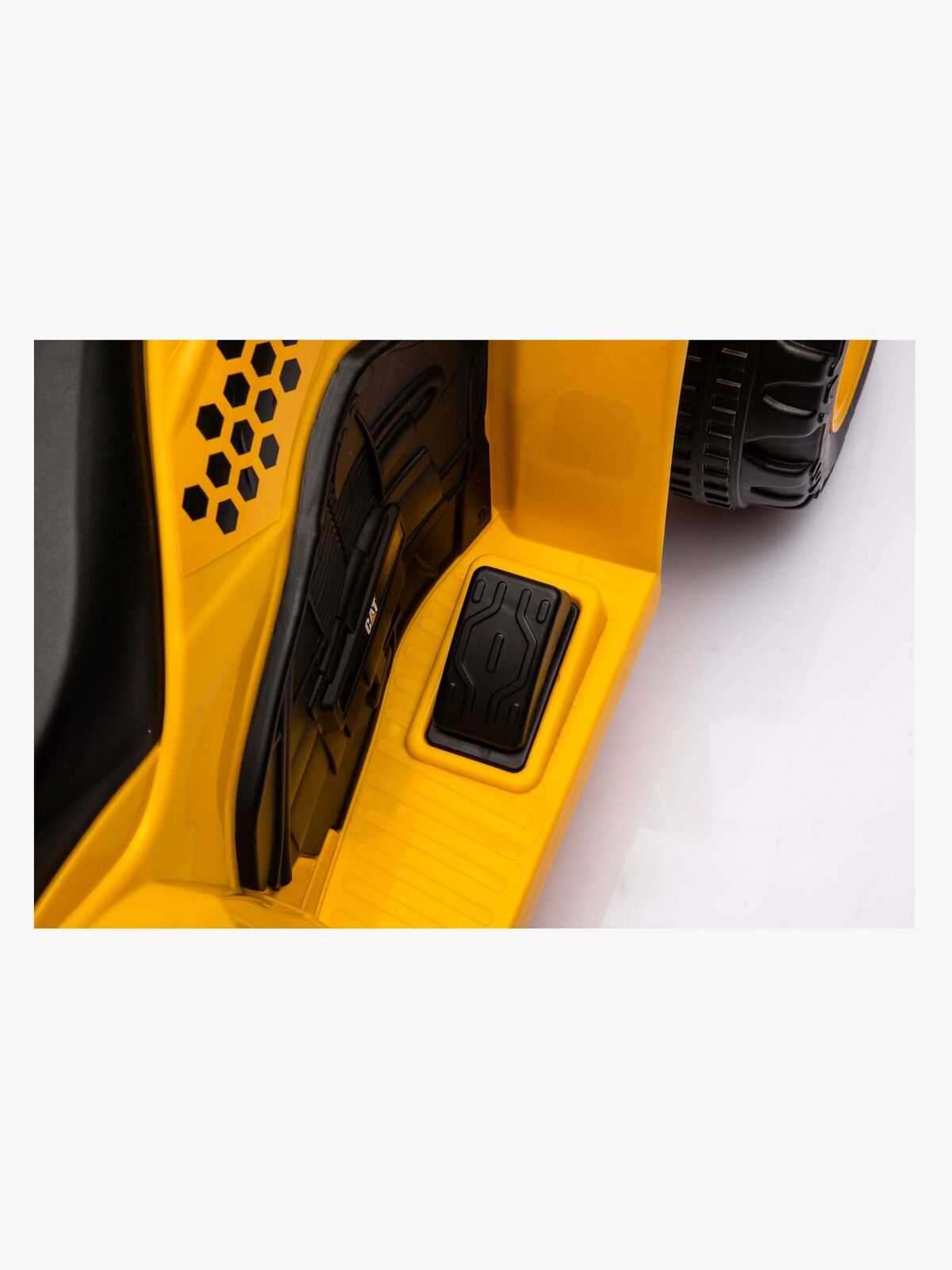 7050310ALI-YELLOW-2896_4c.jpg