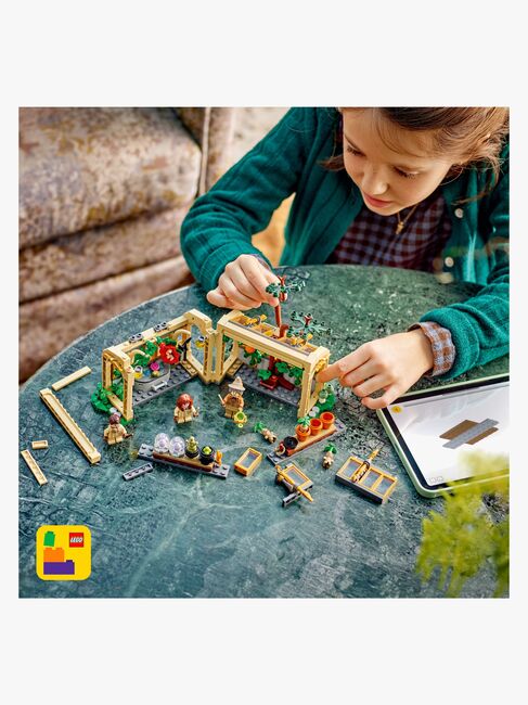 LEGO Harry Potter 76445 Hogwarts slott: lektion i örtlära