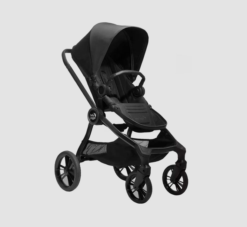 Svart barnvagn med fyra hjul, sidorprofil.