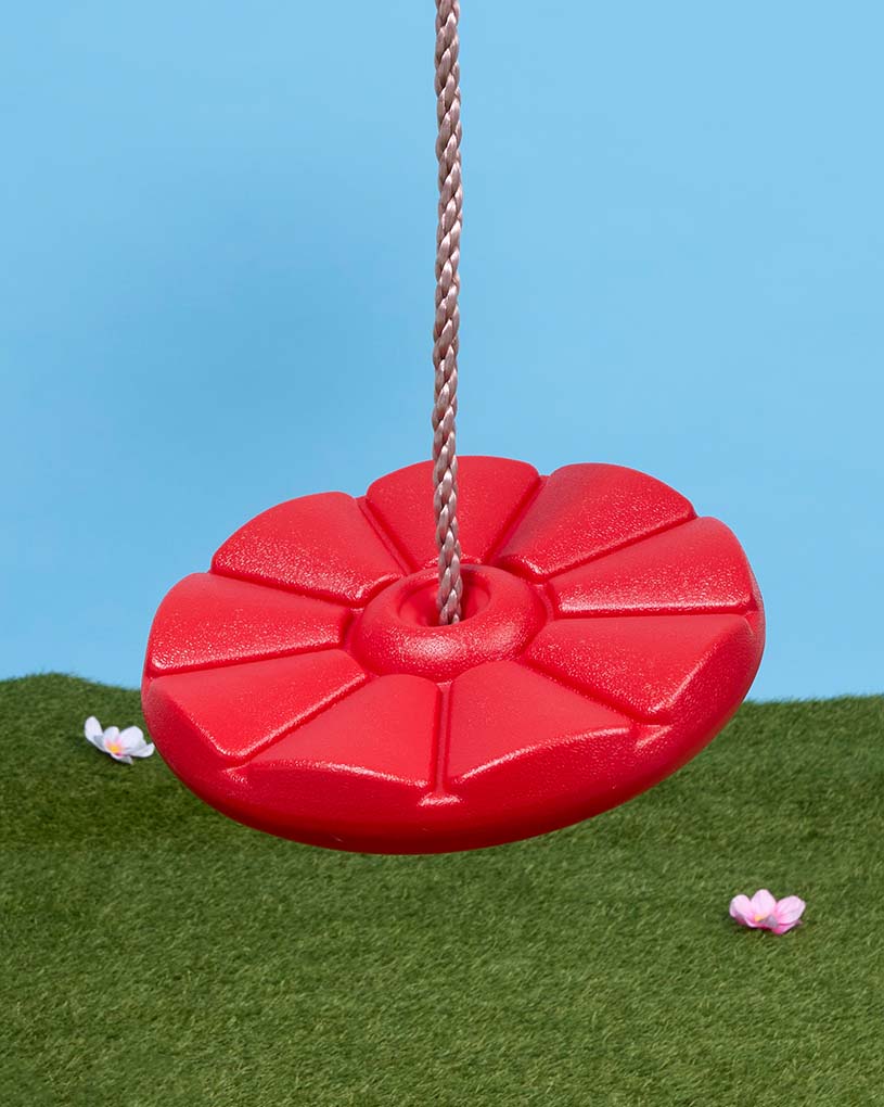 Ett barn gungar utomhus i soligt väder.