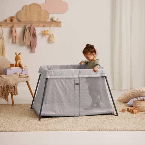 BabyBjörn Light Resesäng med Överdragslakan, Silver