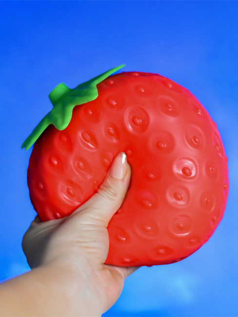 Sunny Days Squishy Jordgubbe 15 cm 700470551-1346_4a.jpg