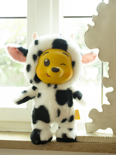 Disney YuYu Gosedjur Nalle Puh Ko 28 cm 6315871002101-1346_4b.jpg