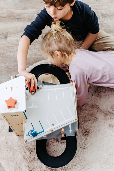 Small Foot Bilgarage med Två Bilar