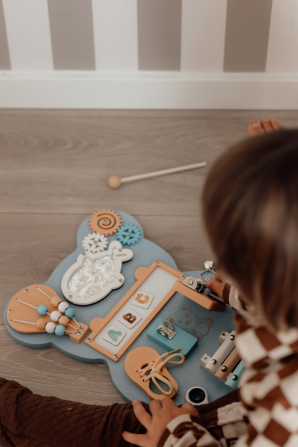 Hemmingsen Kids Mini Aktivitetstavla med Speldosa