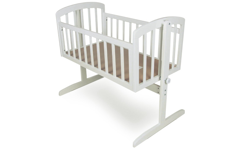 Vit babysäng på en vit bakgrund.
