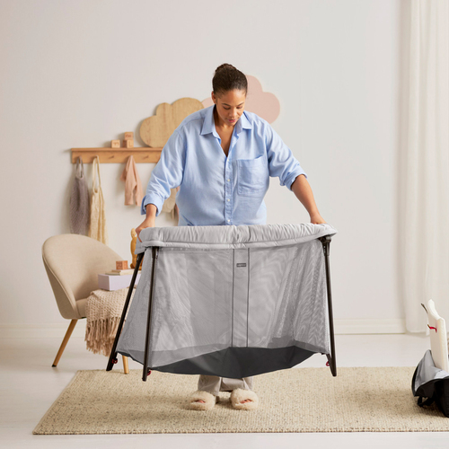 BabyBjörn Light Resesäng med Överdragslakan, Silver