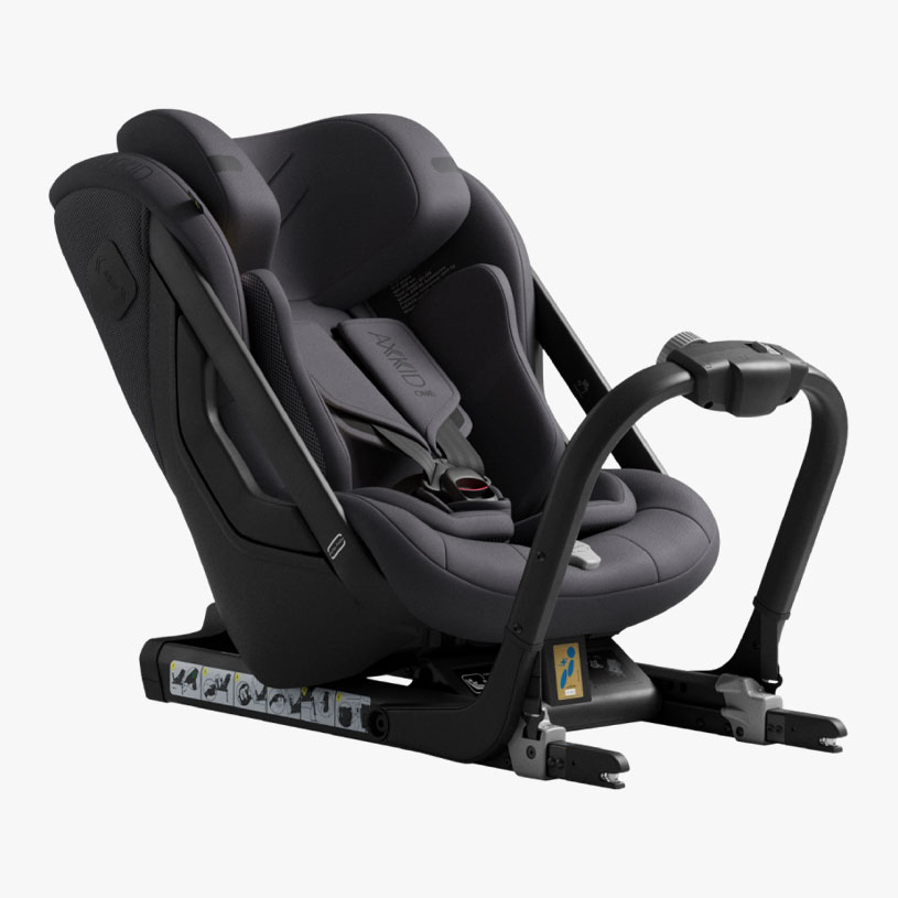 Mörkgrå bilbarnstol med säkerhetsbygel, sedd framifrån.