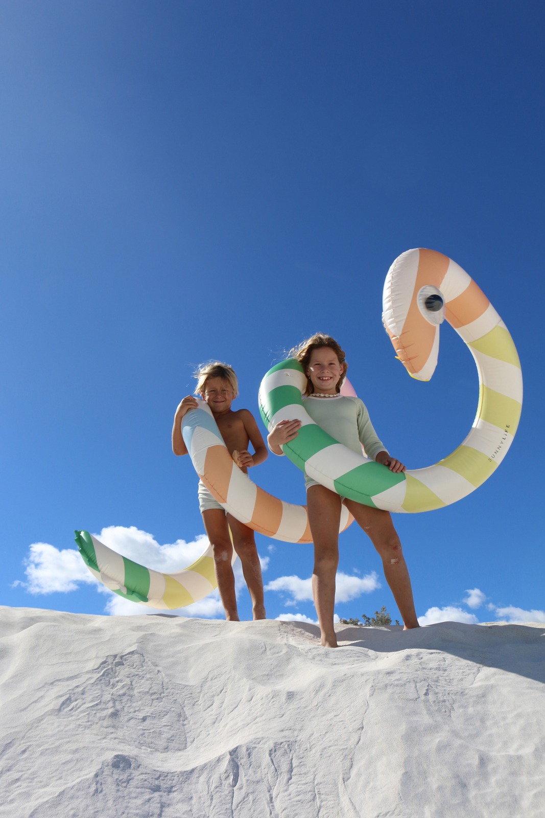 SUNNYLiFE  Stor Flytleksak, Poolside Sorbet Stripe