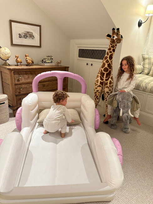 SUNNYLiFE  Uppblåsbar Barnsäng, Summer Van Candy