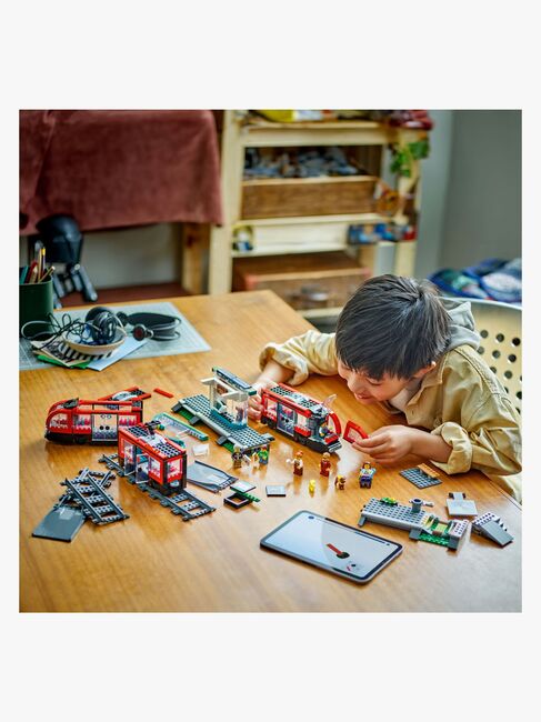 LEGO City 60423 Spårvagn och station