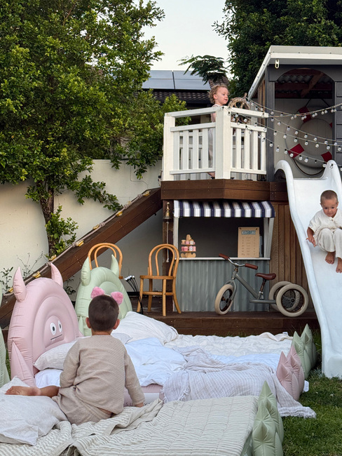 SUNNYLiFE  Uppblåsbar Barnsäng, Monster Pink