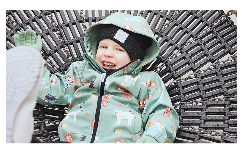 Barn i softshelljacka på förskola