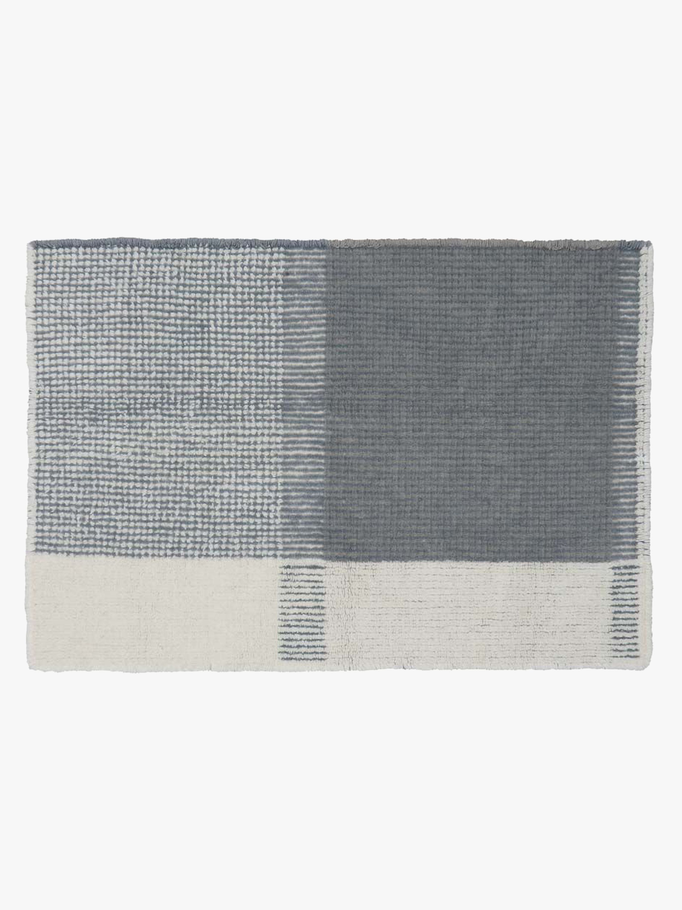 Lorena Canals Woolable Kaia Smoke Blue – handgjord ullmatta för barnrum