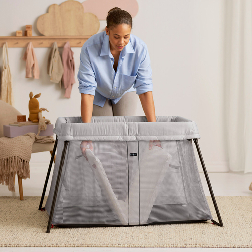 BabyBjörn Light Resesäng med Överdragslakan, Silver