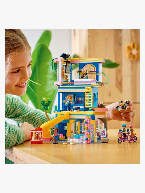 LEGO Friends 42689 Vännernas klubbhus i Heartlake City