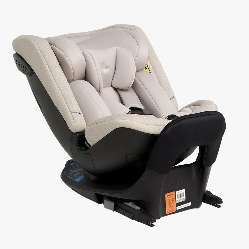 En grå bilbarnstol med robust design för småbarn.