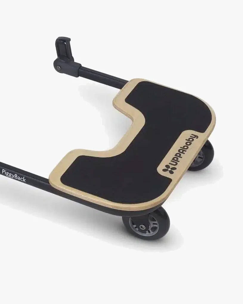 Grå barnvagn med svarta hjul och en basket under.