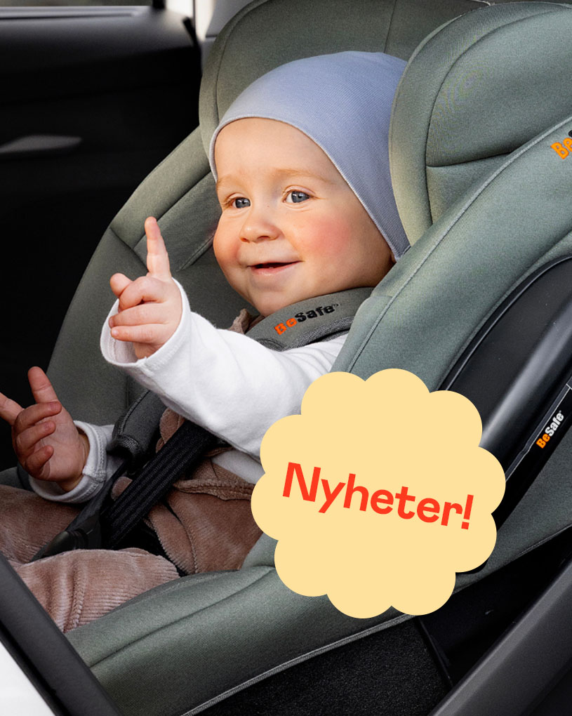 En vuxen spänner fast ett barn i bilbarnstol, rosa text: Nyhet!