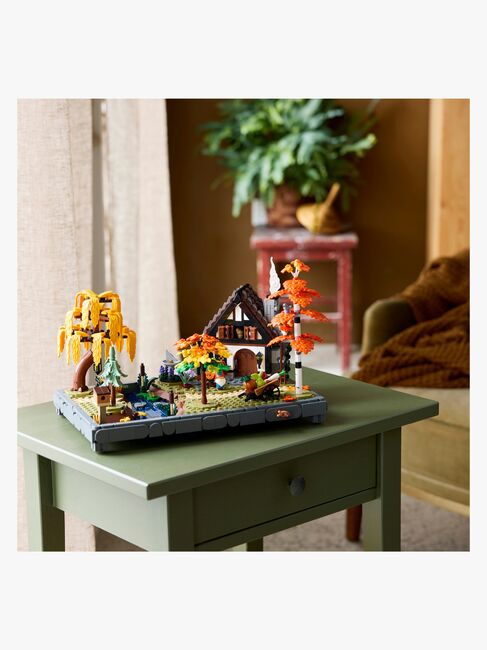 LEGO Icons 11372 Höstig stuga och trädgård