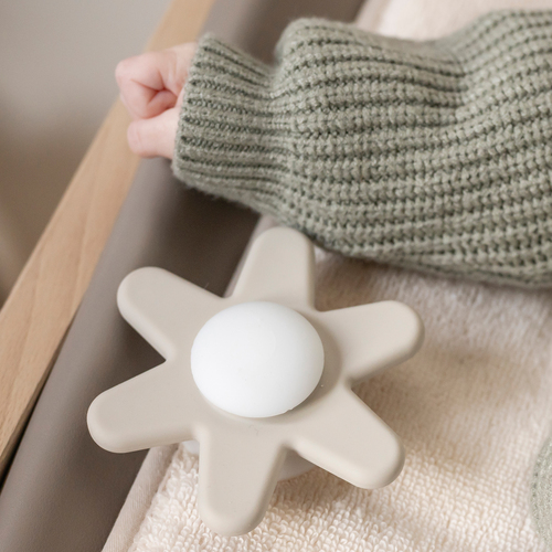 Nattou Soft Silicone Snurra med Sugpropp, Clay