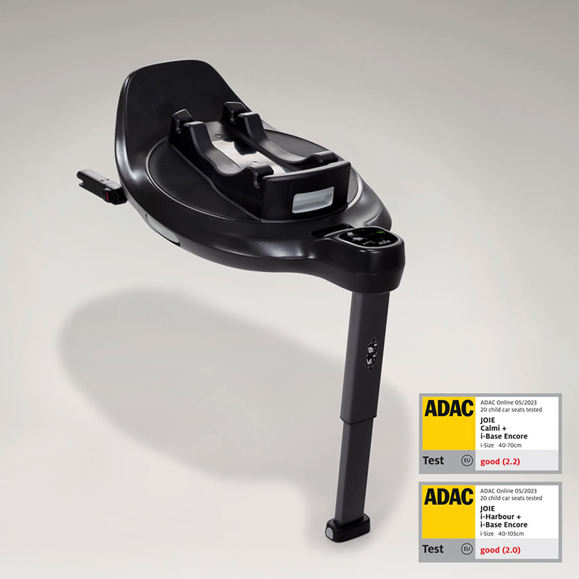 Svart Joie bilbarnstol med bärhandtag och ADAC-betyg.