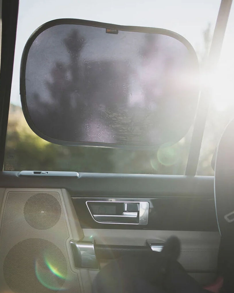 Solskydd på bilfönster med ljusreflektion.