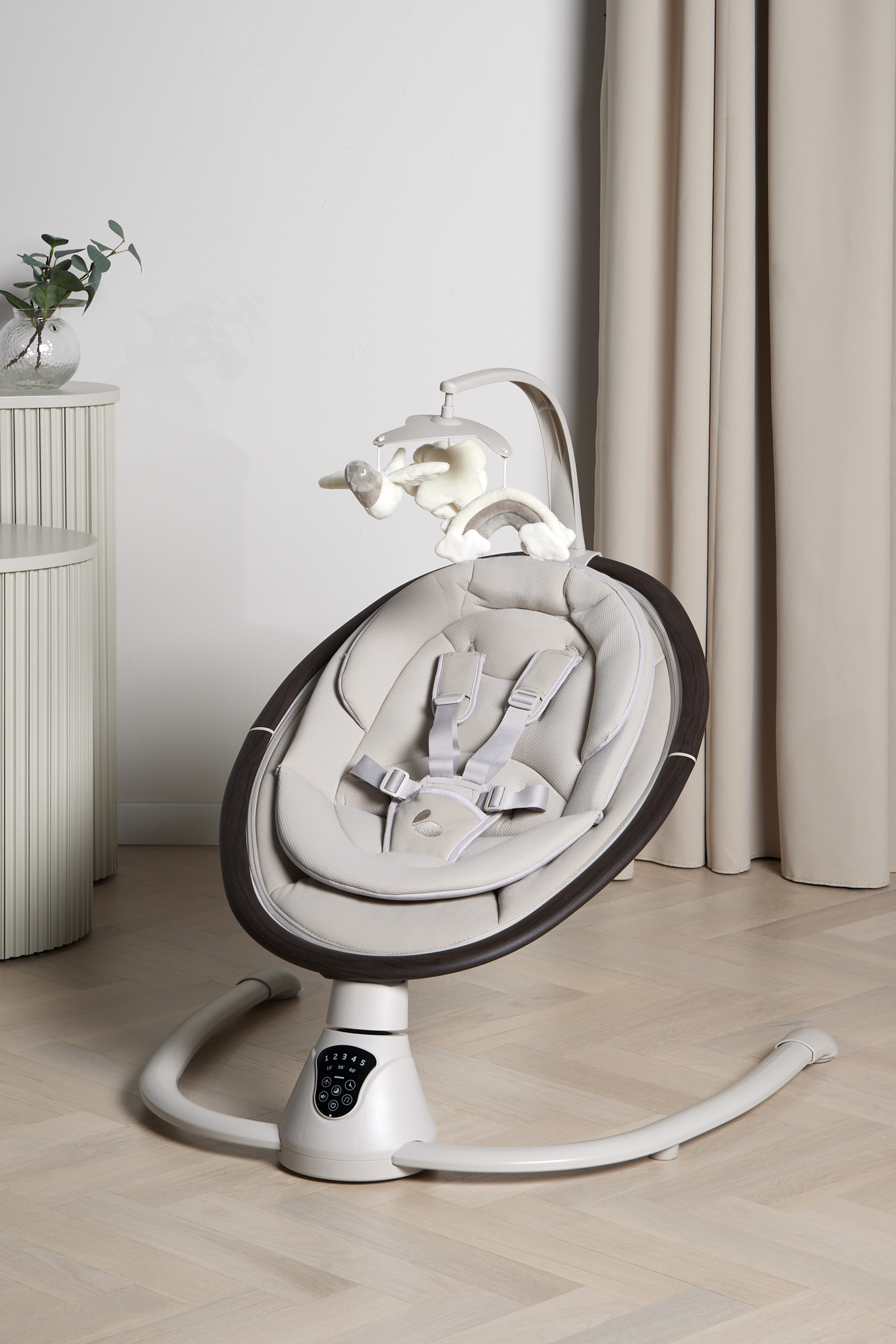 Beemoo PLAY Rocker Low 2 – babysitter med 360° rotation och fjärrkontroll