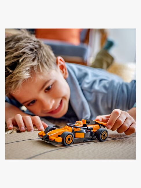 LEGO City 60442 F1 förare med McLaren racerbil