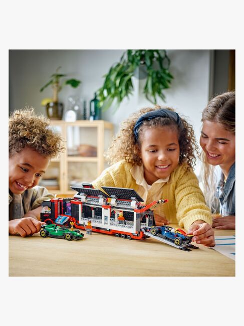 LEGO City 60445 F1 lastbil med RB20 & AMR24 F1 bilar