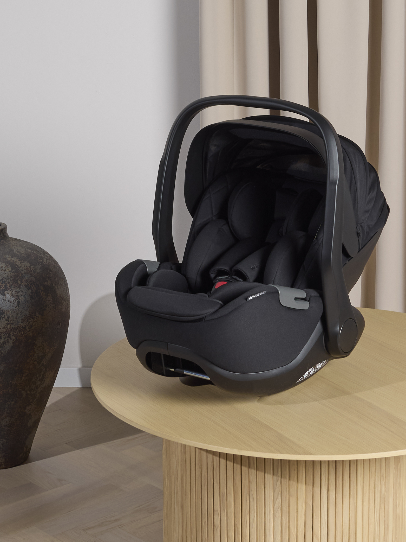 Beemoo Revolve i-Size Babyskydd, Black Stone