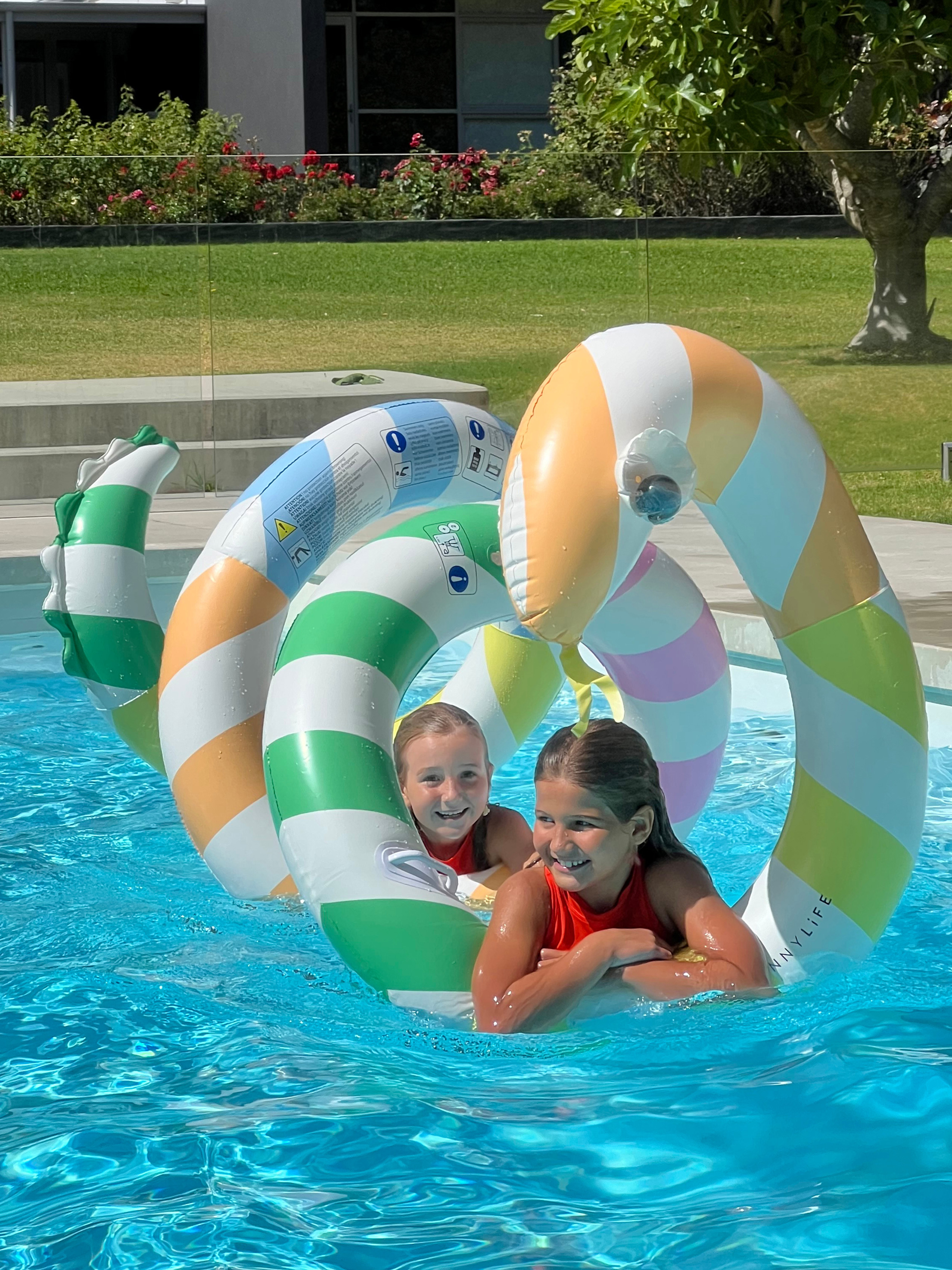 SUNNYLiFE Stor Flytleksak, Poolside Sorbet Stripe