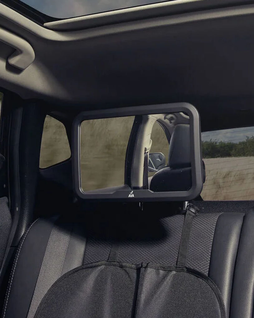 Bilbarnspegel i bakåtvänd bilbarnstol.