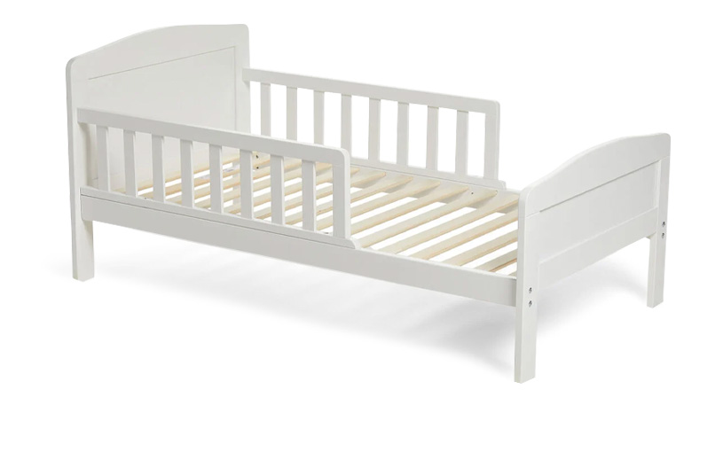 Vit barnsäng med spjälsidor och öppning.