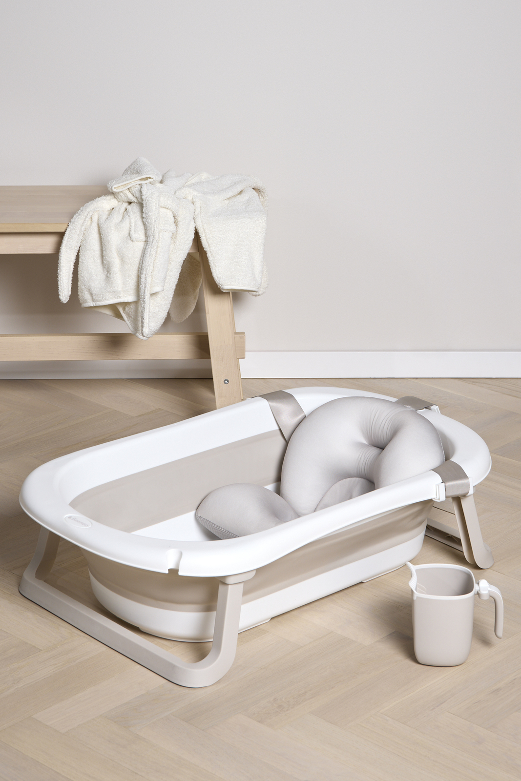 Beemoo CARE Assist Badbalja inkl. Badstöd & Sköljkanna, Beige