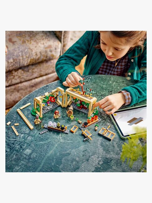 LEGO Harry Potter 76445 Hogwarts slott: lektion i örtlära