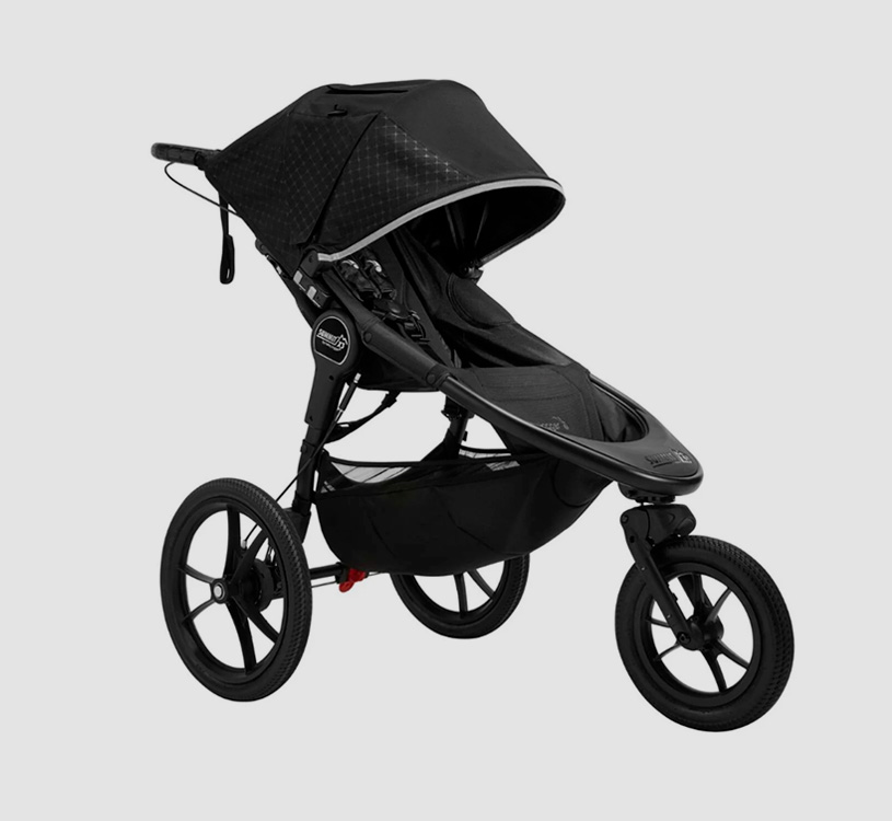 Svart joggingvagn med tre hjul mot grå bakgrund.